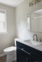 7 Douglas Cir in West Hartford, CT - Building Photo - Building Photo