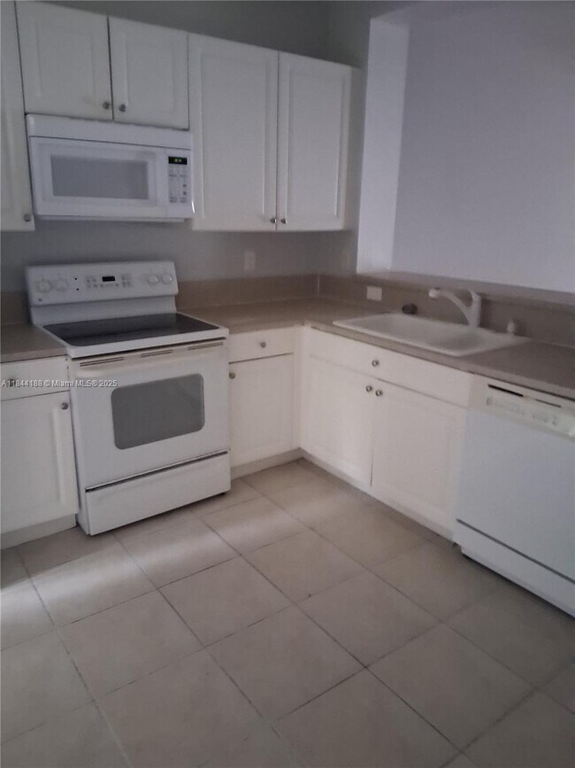 671 NW 42nd Ave in Plantation, FL - Building Photo - Building Photo