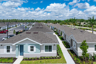 Villas at Gulf Coast in Ft. Myers, FL - Foto de edificio - Building Photo