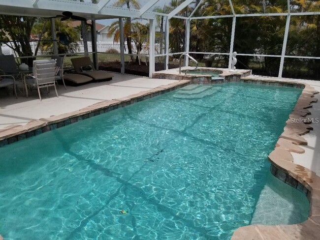 13349 Buckett Cir in Port Charlotte, FL - Foto de edificio - Building Photo