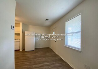 303 SE Grand Ave in Lee's Summit, MO - Building Photo - Building Photo