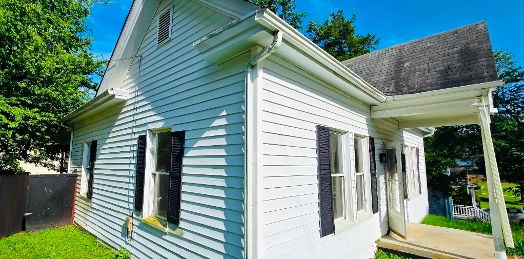 1335 Washington Ave in South Boston, VA - Building Photo