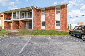 2811 North O.Henry Boulevard in Greensboro, NC - Building Photo - Building Photo