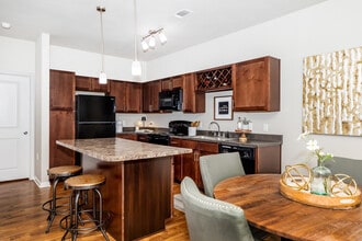 The Landings at Creekside in New Braunfels, TX - Foto de edificio - Building Photo