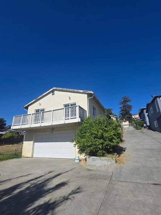 8027 Ney Ave in Oakland, CA - Building Photo