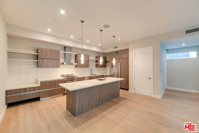 723 Huntley Dr in West Hollywood, CA - Building Photo - Building Photo