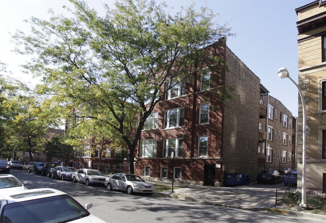 Waveland Park Court in Chicago, IL - Building Photo