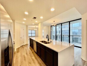 3040 Peachtree Rd in Atlanta, GA - Building Photo - Building Photo