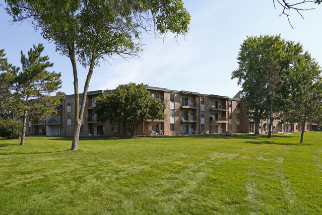 Southgate Apartments in Bloomington, MN - Building Photo - Building Photo