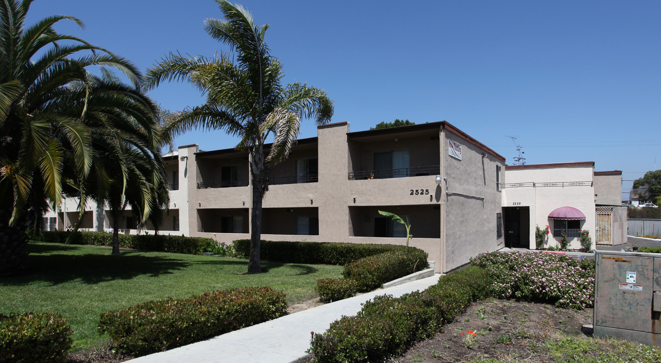 Fairmount Villas in San Diego, CA - Building Photo