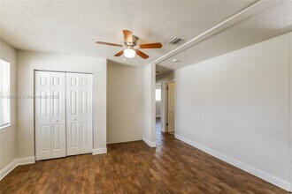 6648 Osborne Dr in Lantana, FL - Foto de edificio - Building Photo