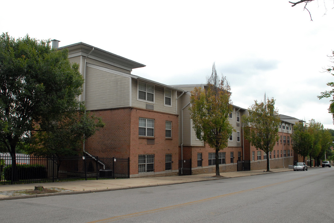 2325 Hollins St in Baltimore, MD - Building Photo