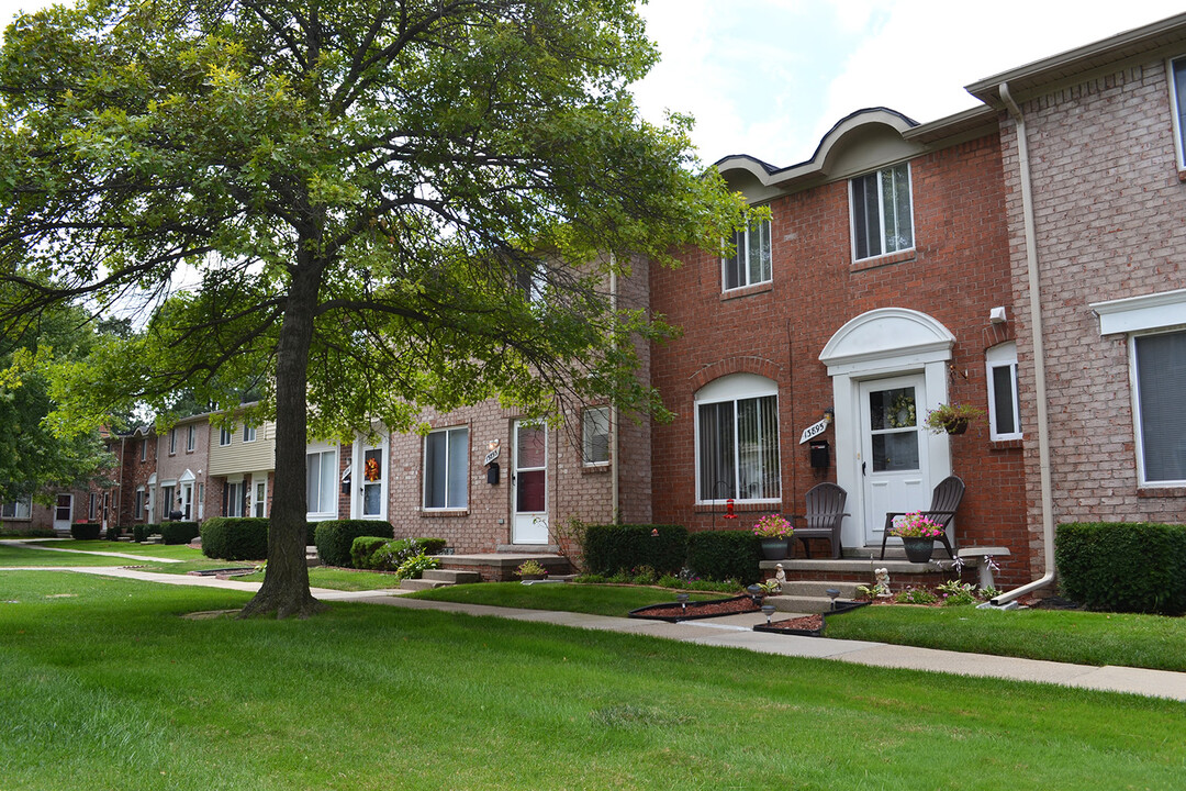 Royal Woods - Riverview, MI in Riverview, MI - Foto de edificio