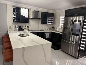 2837 W 75th St in Hialeah, FL - Building Photo - Building Photo