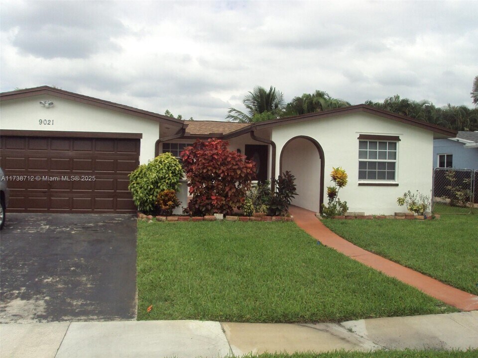 9021 NW 18th Ct in Pembroke Pines, FL - Foto de edificio