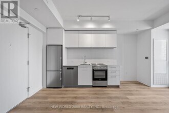 101 Roehampton Ave in Toronto, ON - Building Photo - Building Photo