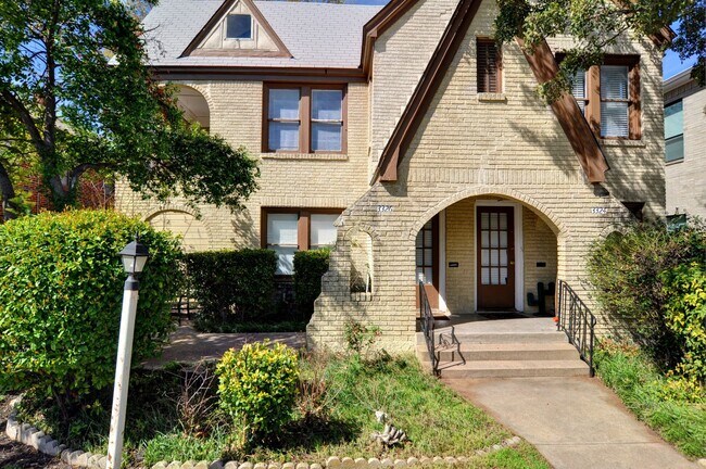 3324 S University Dr, Unit 3324 S University Dr Upstairs Unit (3326) in Fort Worth, TX - Building Photo - Building Photo