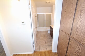 5421 Kester Ave, Unit Kester Apartments in Sherman Oaks, CA - Foto de edificio - Building Photo