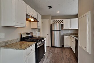 2010 Creekshire Dr in Sugar Land, TX - Building Photo - Building Photo