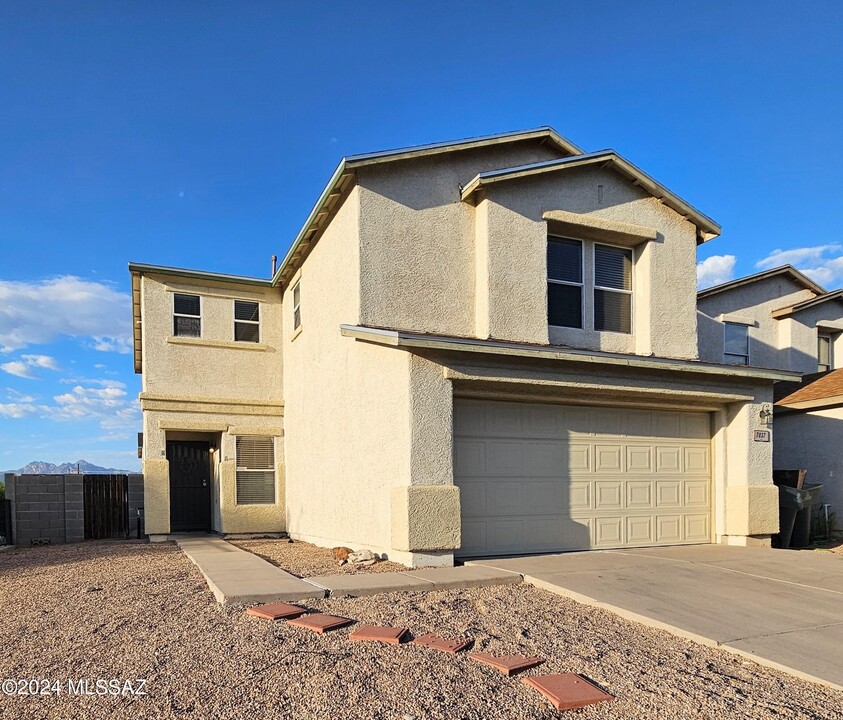 7837 E Lamont Dr in Tucson, AZ - Building Photo