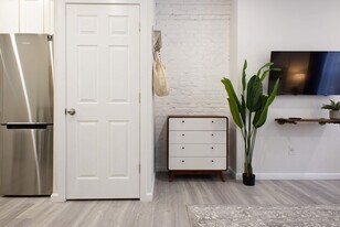 240e E 75th St in New York, NY - Building Photo