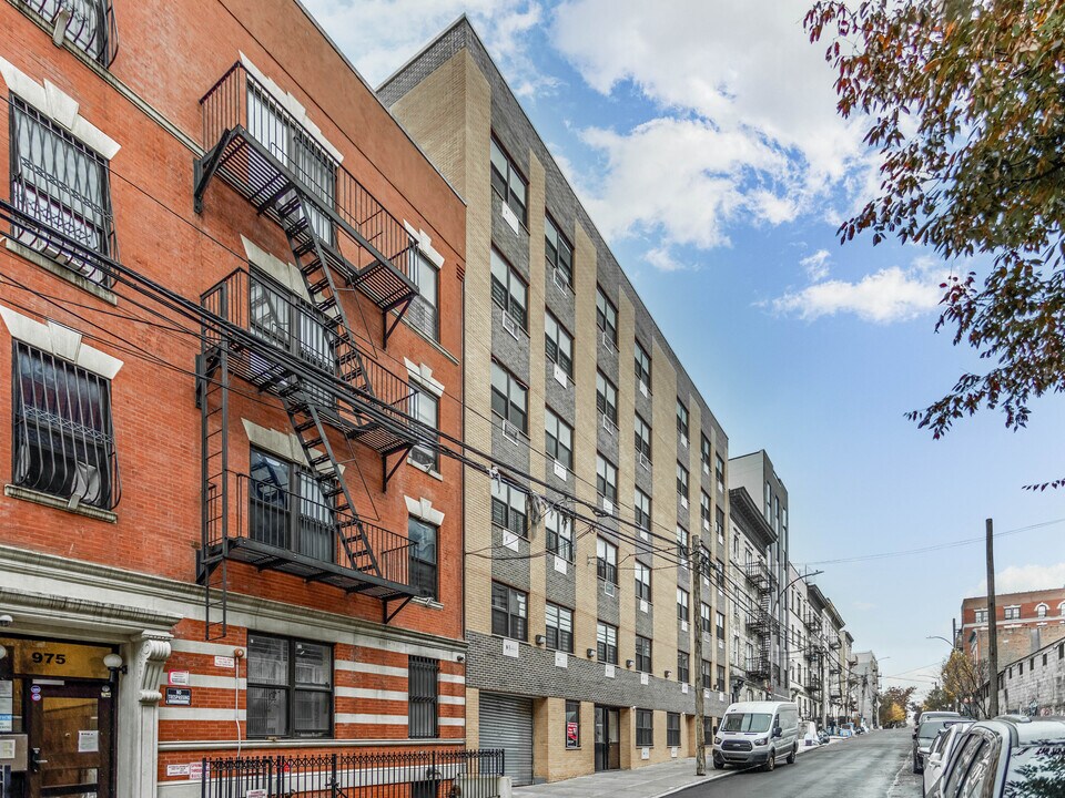 979 Summit Ave in Bronx, NY - Foto de edificio