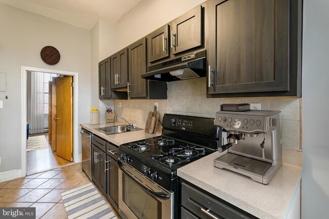 1933 Spring Garden St-Unit -UNIT 2F in Philadelphia, PA - Foto de edificio - Building Photo