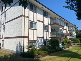 Pacific Manor in Parksville, BC - Building Photo
