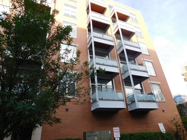 property at 939 W Madison St