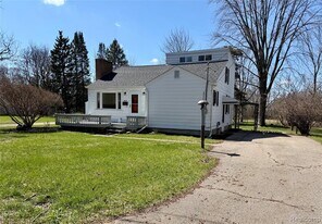 413 Bridson St in Fenton, MI - Building Photo