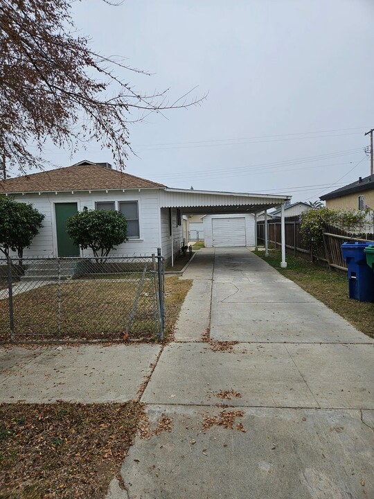 251 E Orange Ave in Shafter, CA - Building Photo