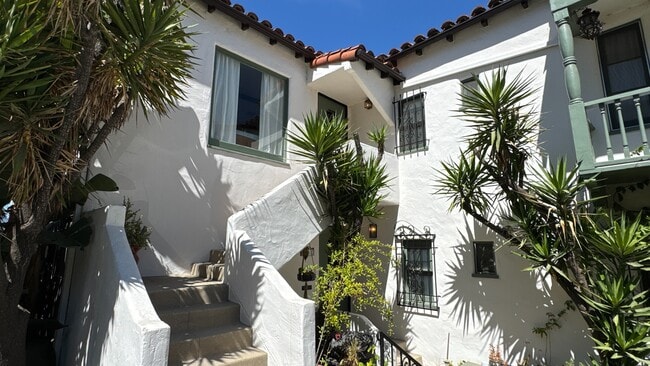 2454 Kenilworth Ave in Los Angeles, CA - Building Photo - Building Photo