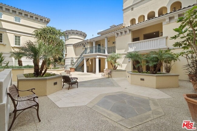 7101 Playa Vista Dr in Los Angeles, CA - Building Photo - Building Photo
