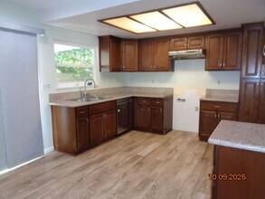 43055 Victorville Pl in Lancaster, CA - Building Photo - Building Photo