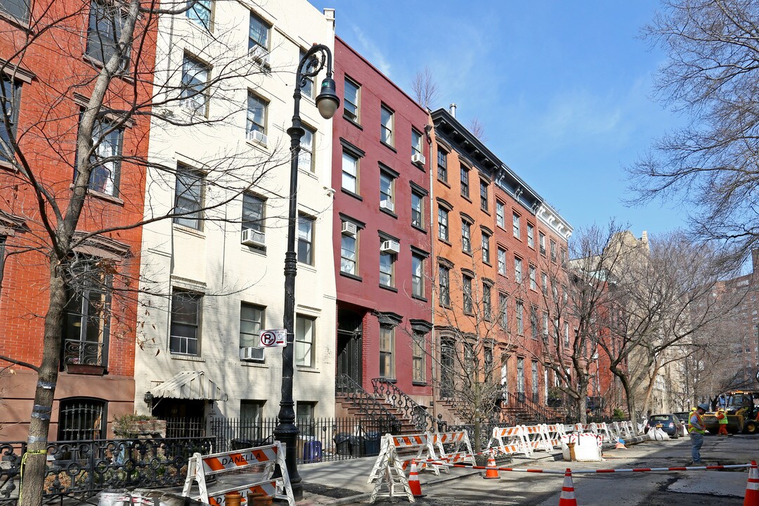 19 Bank St in New York, NY - Building Photo