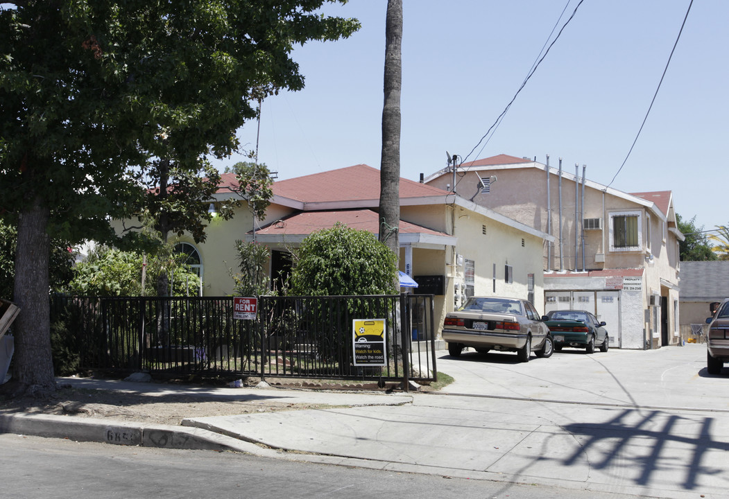 6856 Agnes Ave in North Hollywood, CA - Foto de edificio