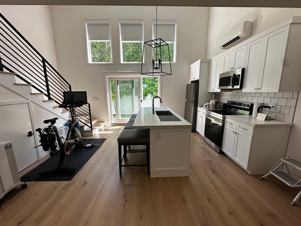 12206 Falkirk Ln in Los Angeles, CA - Building Photo