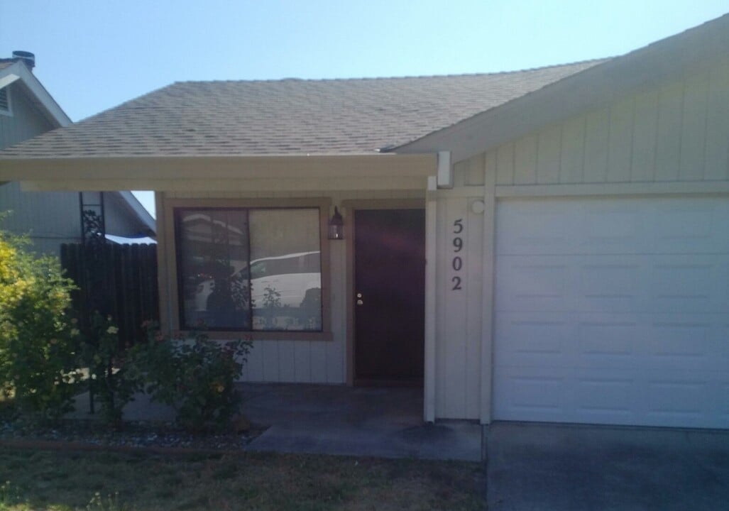 5900 Moss Creek Cir in Fair Oaks, CA - Building Photo