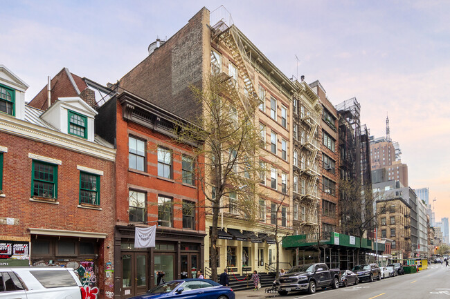 351-353 W Broadway in New York, NY - Foto de edificio - Building Photo