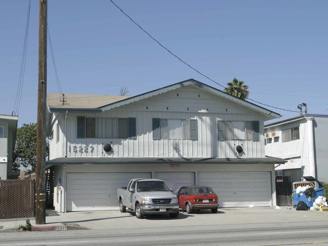 15227 Prairie Ave in Lawndale, CA - Foto de edificio - Building Photo