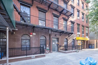 138-140 E 31st St in New York, NY - Foto de edificio - Building Photo