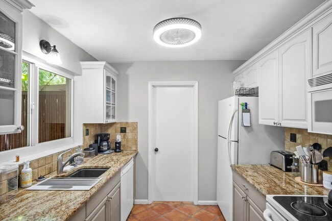 214 SW 1st Ave, Unit A in Boynton Beach, FL - Foto de edificio - Building Photo