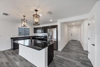 7335 34th Ct E in Sarasota, FL - Building Photo - Building Photo