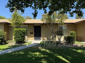 302 Calvin St in Taft, CA - Building Photo