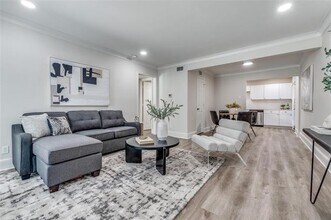 10211 Regal Oaks Dr in Dallas, TX - Building Photo - Building Photo