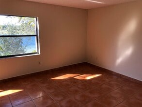 250 W Park Dr in Miami, FL - Building Photo - Building Photo