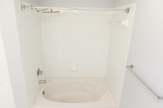 5820 W Sample Rd, Unit Poinciana 2-105 in Coral Springs, FL - Building Photo - Building Photo