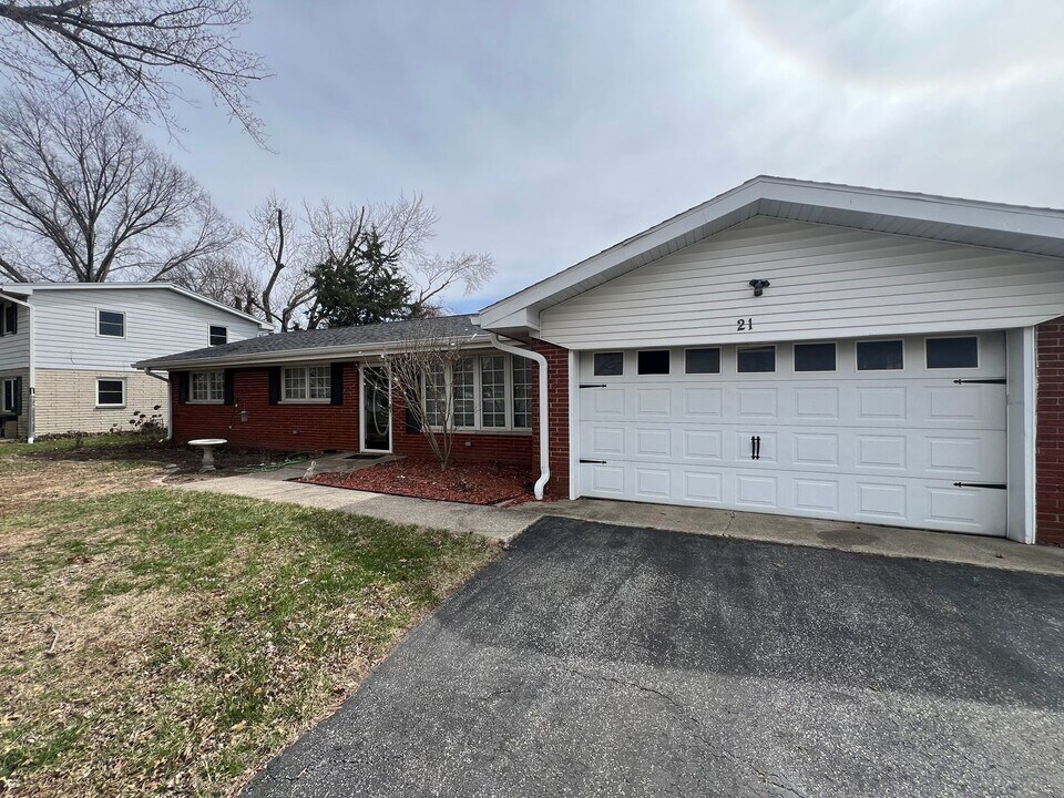 21 Birch Dr in Chatham, IL - Building Photo