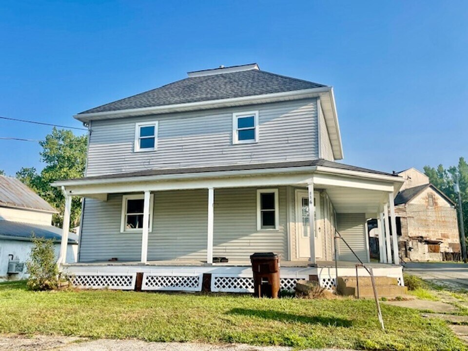 116 W Main St in Jeromesville, OH - Foto de edificio