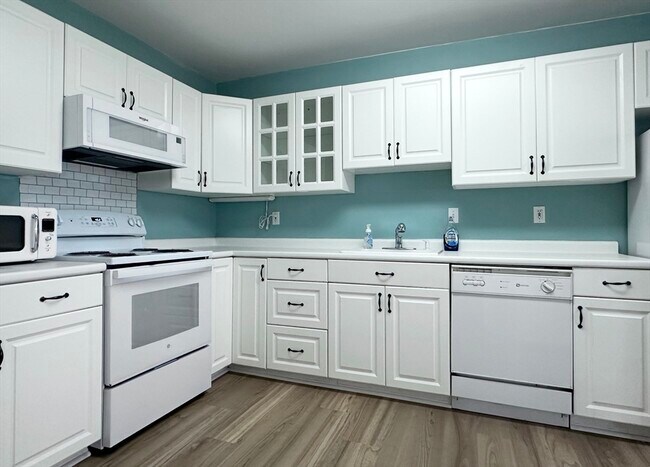 2 Hammond Pond Pkwy in Newton, MA - Building Photo - Building Photo